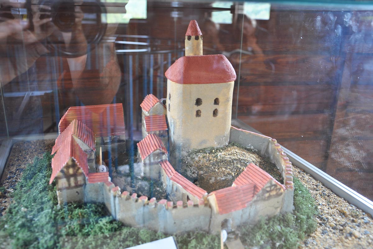 Modell der historischen Hallenburg