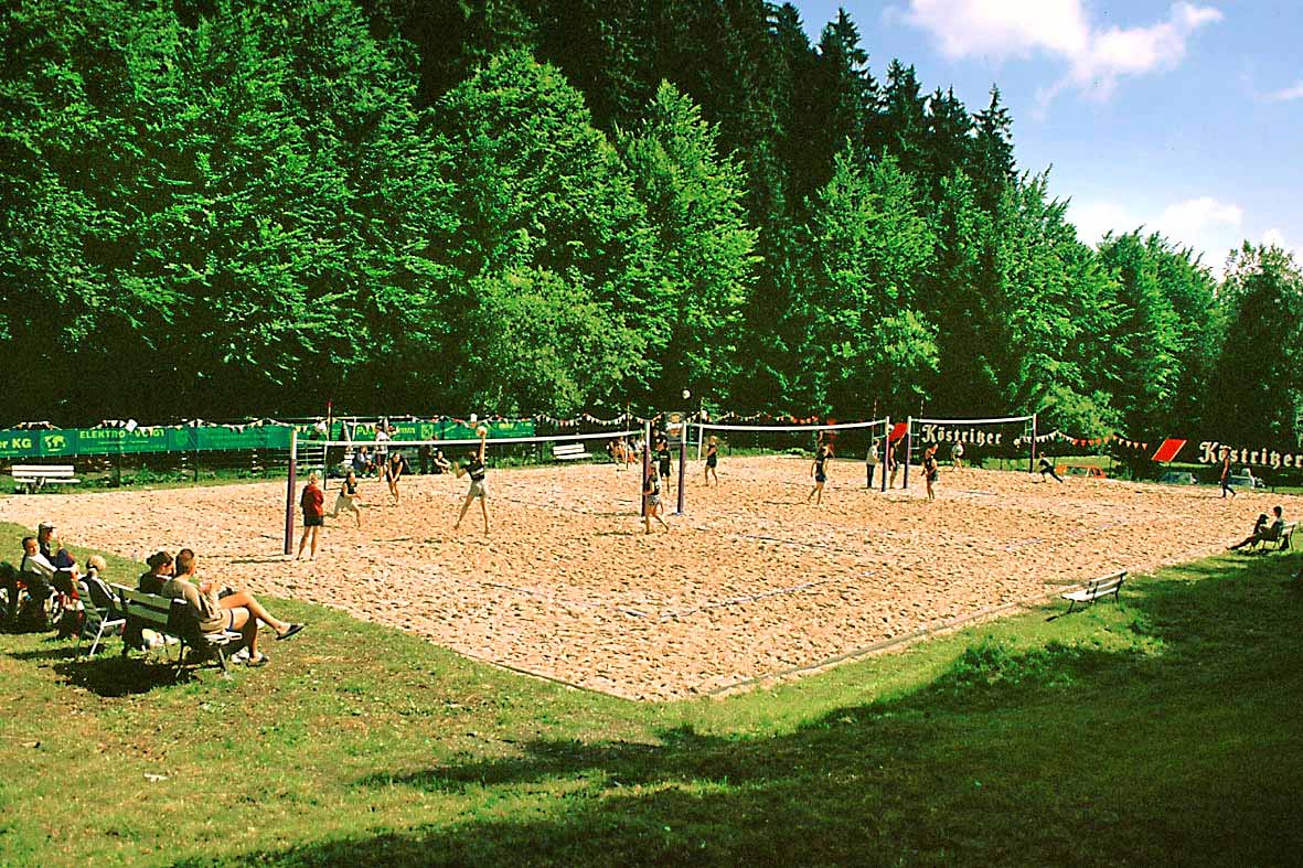 Beach-Volleyball im Waldbad