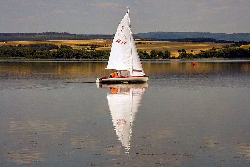 Segelboot auf der Talsperre Kelbra