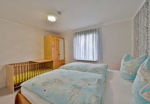 Schlafzimmer mit Doppelbett & Babybett