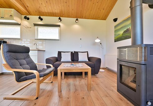 Wohnbereich mit Couch und Kamin
