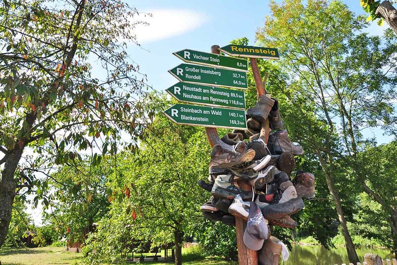 Rennsteig-Wegweiser mit alten Wanderschuhen
