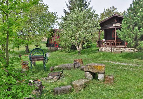 Grillplatz vor den Blockhäusern