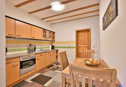 Küchenbereich mit Esstisch