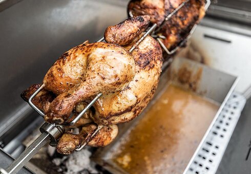 Hähnchen grill auf einem THÜROS Grill