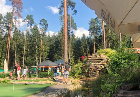 Wasserfall mit kleinem Bach