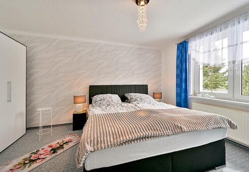 Schlafzimmer mit Doppelbett