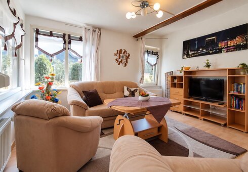 Wohnzimmer mit Couch und TV
