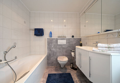 Bad mit Badewanne, Dusche und WC