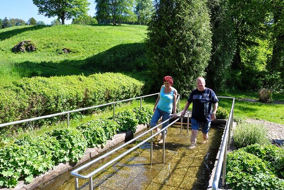 Urlauber im Kneipp-Becken