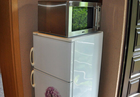 Flur mit Kühlschrank und Mikrowelle