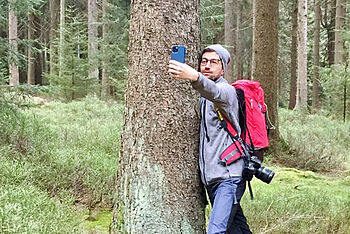 Urlauber macht Selfie im Thüringer Wald