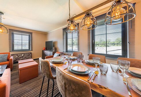 Wohnzimmer mit Esstisch