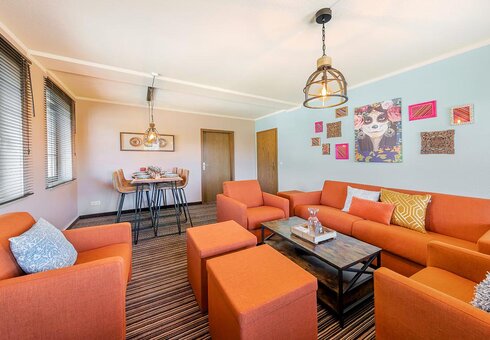 Wohnzimmer mit Couch und Esstisch