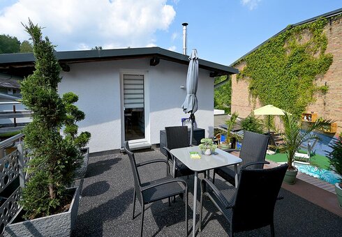 Terrasse mit Gartenmöbeln
