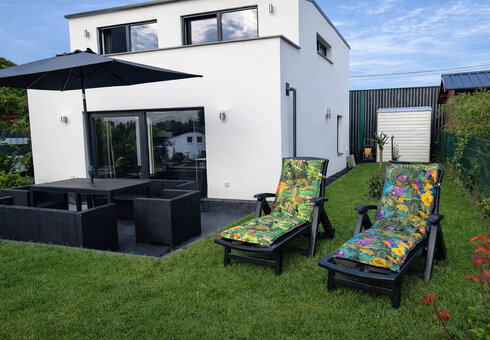 Garten mit Liegestühlen