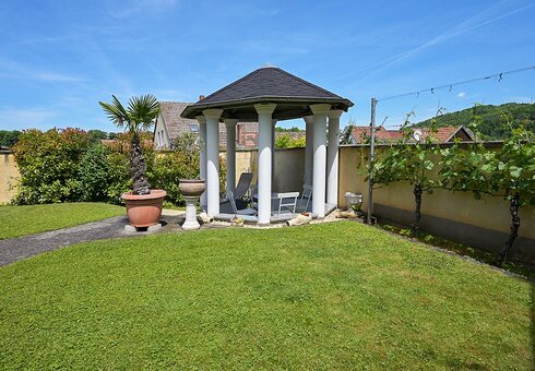 Garten mit Pavillon und Liegewiese