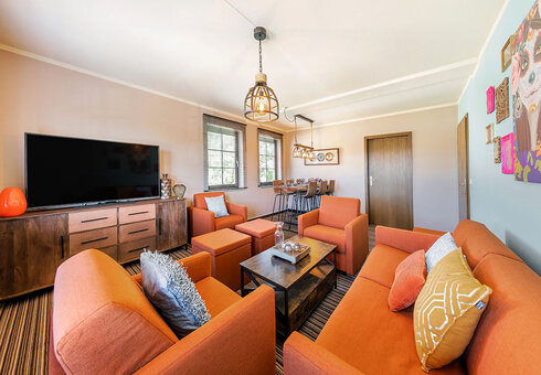 Wohnzimmer mit Couch und TV