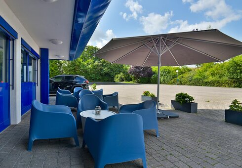 Terrasse vor dem Hotel
