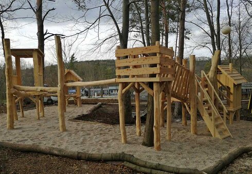 Abenteuerspielplatz im Wald