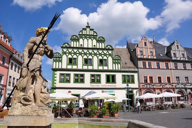 Markt in Weimar mit Touristinformation