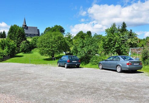großer Parkplatz am Haus