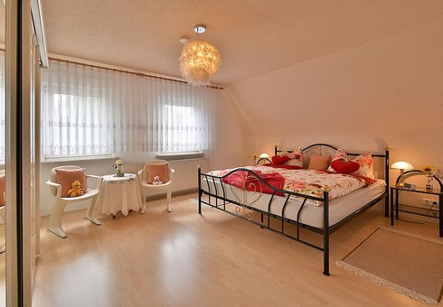 Schlafzimmer mit Doppelbett
