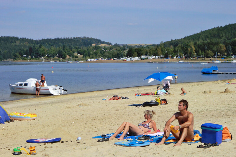 Urlauber am Ufer der Bleiloch-Talsperre