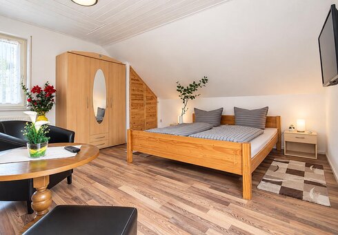 Schlafzimmer mit Doppelbett