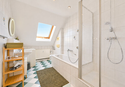 Bad mit Badewanne und Dusche