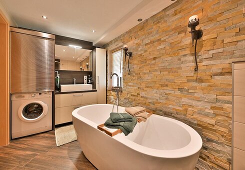 Bad mit Badewanne und Waschbecken