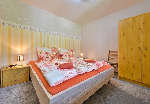 Schlafzimmer mit Doppelbett