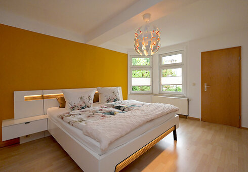 Schlafzimmer mit Doppelbett