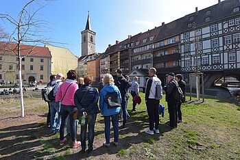Touristen an der Krämerbrücke in Erfurt