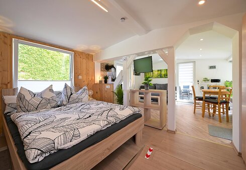 Schlafbereich mit Doppelbett und Schrank