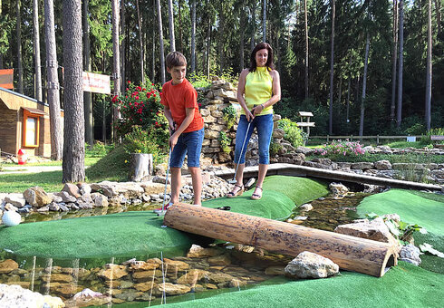 verschiedene Bahnen beim AdventureGolf