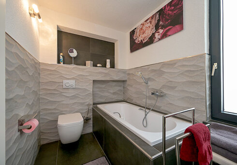 Bad mit Badewanne und WC