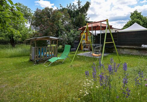 Sonnenliege und kleiner Spielplatz