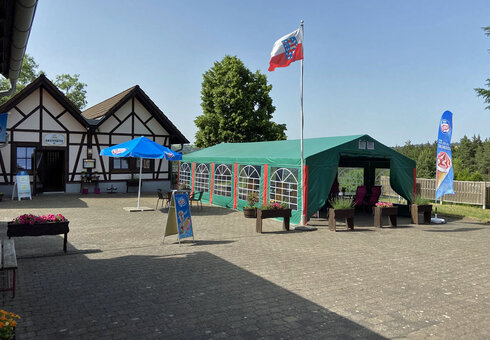 Platz vor dem Mini-Markt und Gaststätte