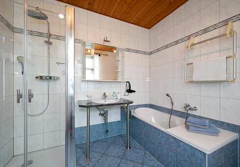 Bad mit Dusche und Badewanne