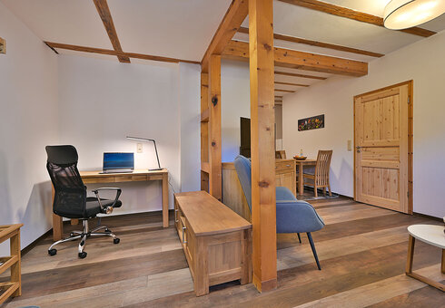 Wohnbereich mit Schreibtisch