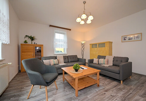 Wohnzimmer mit Couch und TV
