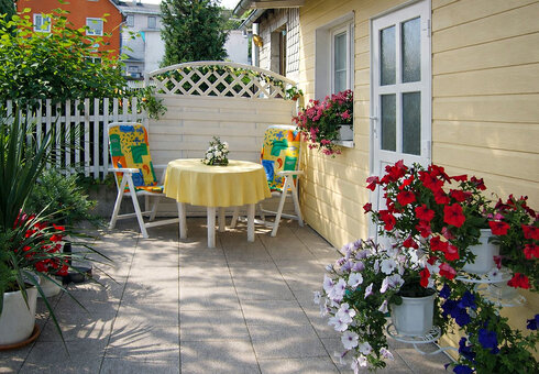Terrasse mit Gartenmöbeln