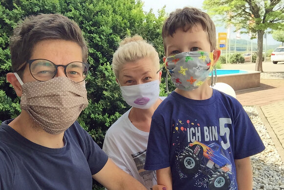 Familie mit Mund-Nasen-Schutz Familie mit Mund-Nasen-Schutz