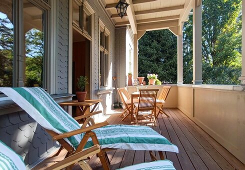 Loggia mit Gartenmöbeln