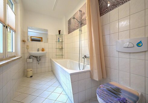 Bad mit Badewanne und WC