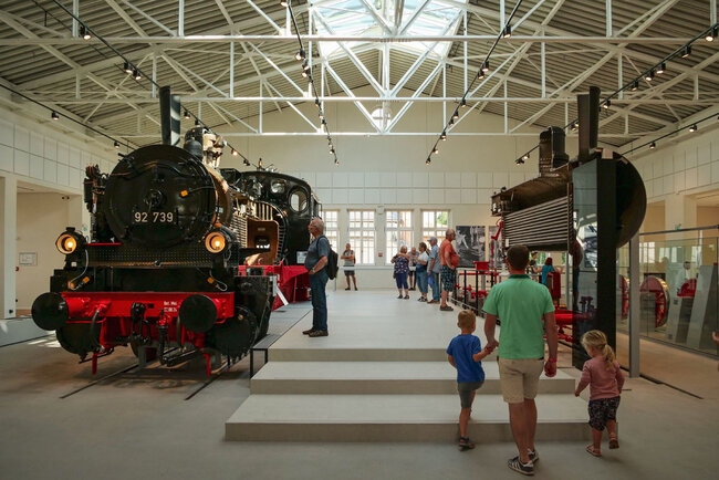 Ein Erlebnis für die ganze Familie. Die interaktiven Ausstellungen garantieren Spaß und Spannung für Groß und Klein. In der Cafeteria können Besucher nach einem erlebnisreichen Tag entspannen und die vielfältigen Eindrücke Revue passieren lassen.