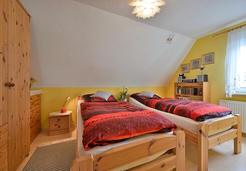 Schlafzimmer mit getrennten Betten