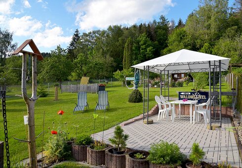 Terrasse und Liegewiese im Garten