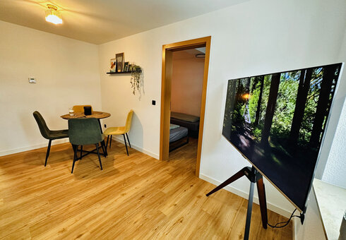 Wohnzimmer mit Blick zum Schlafzimmer